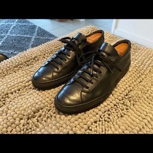 Hi there selling these used pair of low top Achilles Common Projects